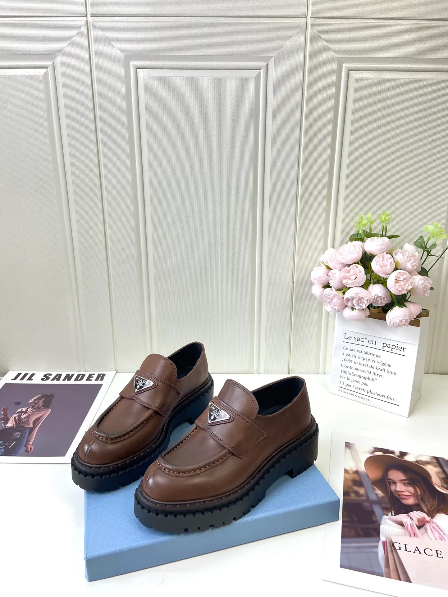 👟👟Ex-factory price 520👟👟 🔥🔥✨Prada* 2024WA new autumn and winter thick-soled loafers👟 These leather loafers use thick soles, craftsmanship details and contemporary elements add vitality, interpreting classics in a new fashion language. Enamel-coated triangular metal logo with a height of 55 mm makes its debut 🌟 Recommended by major bloggers on Xiaohongshu, developed 1-1 to highlight classic charm. Cowhide lining TPU outsole ➕ genuine leather edge bar Code number: 35 to 41 (40-41 customized, non-refundable)